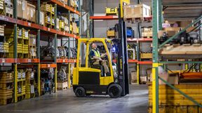 Verglichen mit dem Vorgängermodell fällt dank vollständig abgedichteter Nassbremsachsen 20 Prozent weniger Wartungsaufwand an – über die gesamte Lebensdauer des Staplers. (Bild: Hyster)