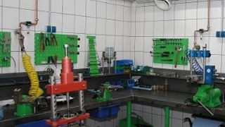 Viele Ärzte arbeiten unter schlechteren Bedingungen – die Injektorenbearbeitung erfordert klinische Sauberkeit. (Foto: Holz)