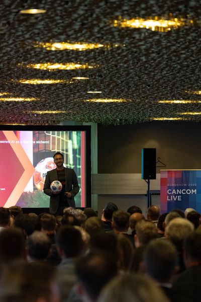 Daniel Kiehl sprach in seiner Keynote darüber, dass erfolgreiche AI-Lösungen nur mit einer modernen und sicheren AI-Infrastruktur möglich sind. (Bild: Cancom)