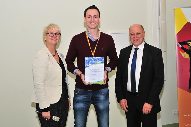 Er bewältigte die Aufgaben am besten und sicherte sich damit den 1. Platz. Glückwünsche bekam er von ZDK-Geschäftsführerin Birgit Behrens und Innungsgeschäftsführer Dieter Rau. (Foto: Schmidt)