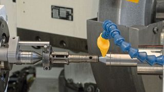 Der schwenkbare Schleifspindelstock mit zwei separaten Schleifspindeln zum geraden und schrägen Einstechen sorgt für kurze Nebenzeiten und eine weitgehende Komplettbearbeitung der Motor- und Getriebewellen.  (Bild: Fritz Studer AG)