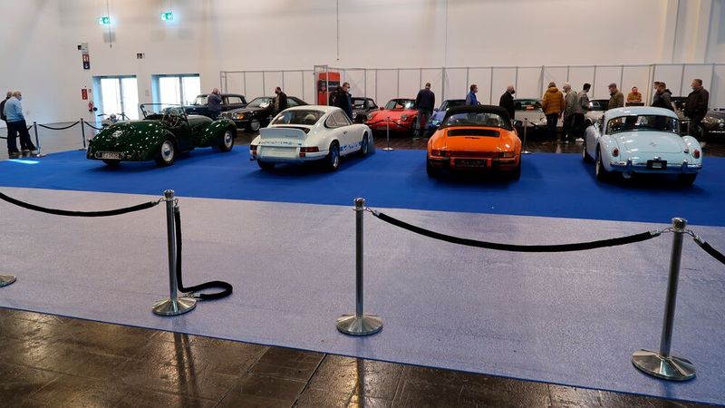 Großzügige Platzverhältnisse auch für die Präsentation zum Verkauf stehender Fahrzeuge. (Bild: Diehl/»kfz-betrieb«)