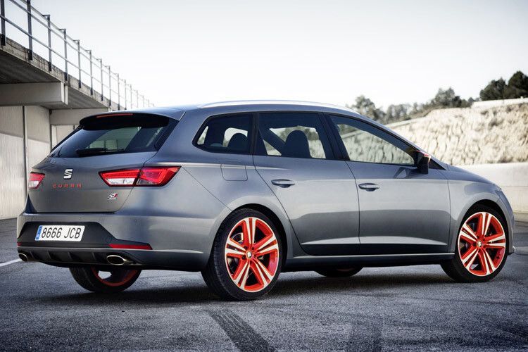 Sportiver Alleskönner: Der Leon Cupra ST hat ein Gepäckabteil, das eines Kompakt-Kombi würdig ist. Der Kofferraum bietet Platz für 587 Liter – bei umgeklappter Rücksitzlehne wächst das Ladevolumen auf 1.470 Liter. (Foto: Seat)