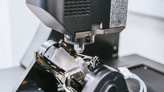 Mit der neuartigen Messlösung von Bruker Alicona lässt sich eine Vielzahl an Kühlluftbohrungen in Serie prüfen. (Bild: Bruker Alicona )