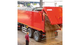 Der Schubboden-Kippsattel SKS transportiert Stückgüter wie Paletten und Stroh sowie nahezu alle Schüttgüter und Feststoffe und kann somit das ganze Jahr über eingesetzt werden. (Bild: Robin Krampe)