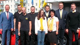 Das Kropf-Team an der Goerdelerstraße 4 mit Autohaus-Chef Andreas Mutschler (links). (Kropf)