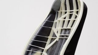 Bei gleicher Leistungsfähigkeit in puncto Sicherheit sind die CAMISMA Lehnen um mehr als 40 Prozent leichter als konventionell hergestellte Lehnenstrukturen aus Metall und zu attraktiven Kosten produzierbar. (Bild: Johnson Controls)