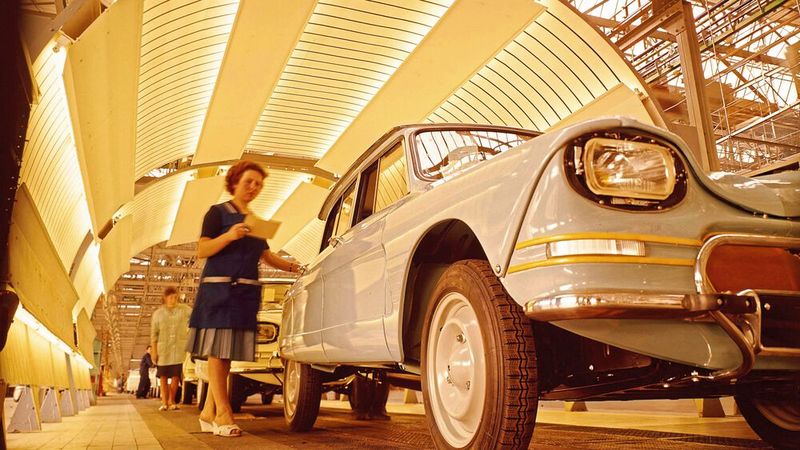 Arbeiterinnen bei der Qualitätskontrolle im sogenannten Ami-6-Kontrolltunnel im Jahr 1965.  (Bild: Archives Terre Blanche/Photononstop)