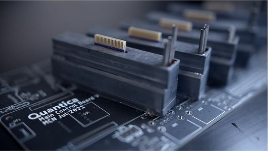 (Mit einer neuartigen Druckkopf-Architektur für seinen 3D-Drucker hat Quantica bewiesen, Materialien wie SLA/DLP-Harze mit funktionalen Eigenschaften und suspendierten Partikeln drucken zu können und diese in einem einzigen Produktionsworkflow zu mit Voxel-Level Präzision zu kombinieren.  Bildquelle: Quantica)