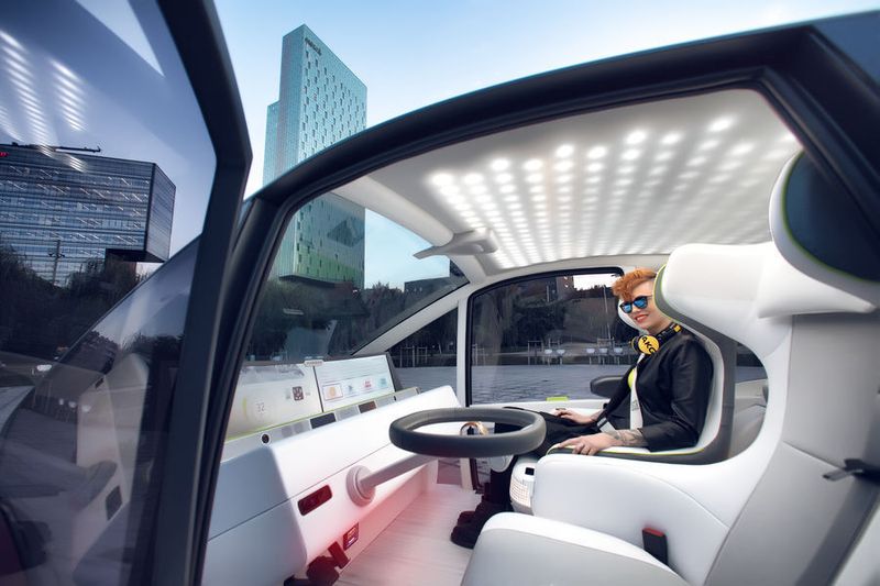 Das Interieur lässt sich flexibel an die jeweiligen Anforderungen anpassen. Gewählt werden kann zwischen einem Standard-, enem Entspannungs- und einem Office-Modus. (Rinspeed)