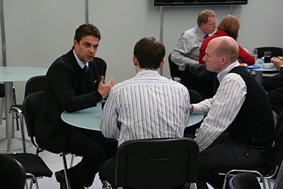 Andreas Lindner, Geschäftsführer der Bimatec Soraluce Zerspanungstechnologie GmbH, Limburg, stand Besuchern Rede und Antwort rund um die acht Maschinen auf der Hausausstellung. (Archiv: Vogel Business Media)