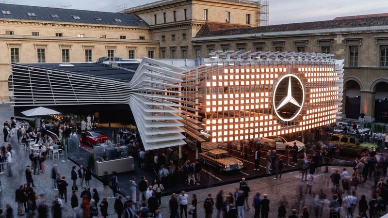 Der Mercedes-City-Stand im Apothekenhof der Münchner Residenz (Bild: © Mercedes-Benz )