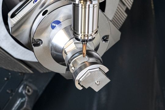Perfectionist machining of the upper knee joint component at the Mikron Tool development center with one of the newly developed milling tools.(Image: Thomas Entzeroth)