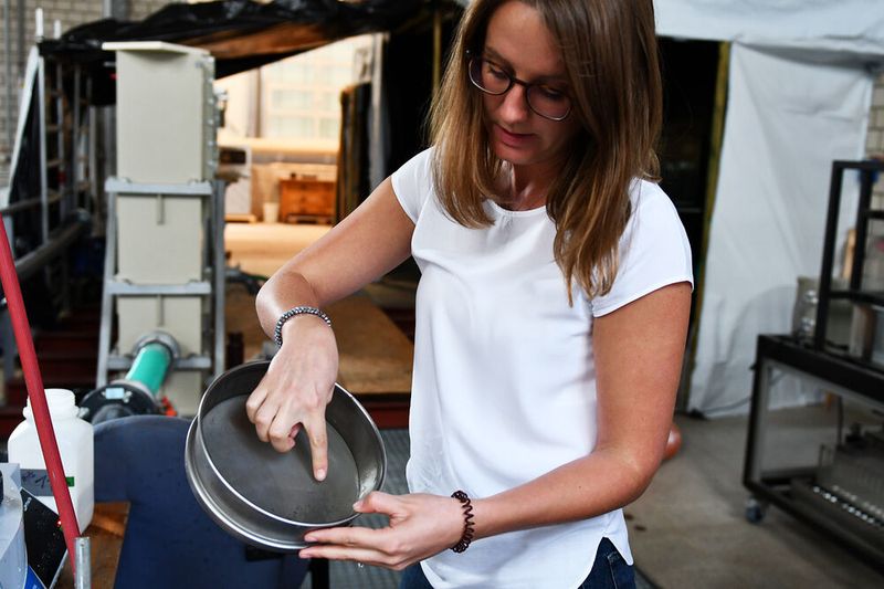 Selbst das gröbste Sieb hält Partikel zurück, die so fein sind, dass man sie mit bloßem Auge kaum erkennen kann.  (FH Münster/ Katharina Kipp)