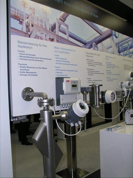 Durchflussmessgeräte von ABB: Im Vordergrund das neue Coriolis-Messgerät mit neuem Ex-Konzept. (Archiv: Vogel Business Media)