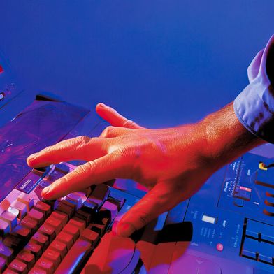 Reaktionsfähigkeit ist eines der Resilienz-Prinzipien – durch klare Zuständigkeiten, Kommunikations- und Notfallpläne.  (Bild: © Lila Patel - stock.adobe.com / KI-generiert)