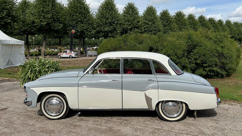 Ebenfalls aus Eisenacher Fertigung: Wartburg 311 Limousine. Die Weißwandreifen sind irreführend, denn solche Reifen wurden im Ostblock nicht produziert. Nicht in der DDR bei Pneumant, nicht in der ČSSR bei Barum und auch nicht in der Volksrepublik Ungarn bei Taurus. Auch zu diesem Thema kann auf www.kfz-betrieb.vogel.de ein Artikel recherchiert werden. Suchbegriff: Weißwandreifen. (Bild: Peter Diehl)