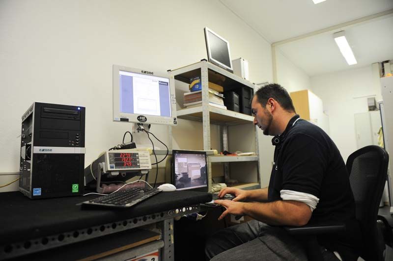 Im Testlabor werden neuentworfene Systeme auf Herz und Niere geprüft. Der Herr im Bild hat übrigens sein eigenes Prüfsiegel: 