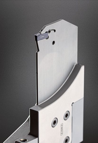 Das Abstechsystem S100 von Paul Horn bietet Haltervarianten für das Abstechen auf Dreh- und Fräszentren mit Vorschubbewegung durch die Y-Achse, optimiert für Schwerzerspanungsaufgaben. (Horn/Sauermann)