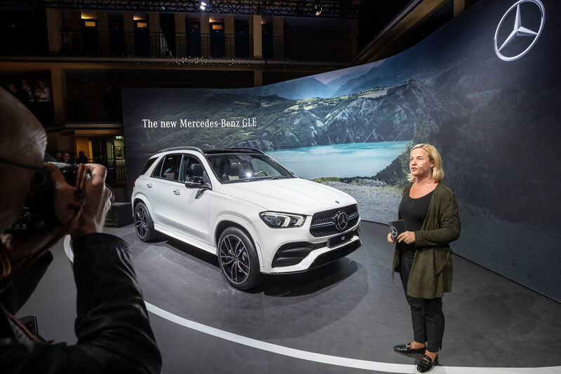 Britta Seeger, Vertriebsvorstand Mercedes-Benz Cars: „Seit wir vor 21 Jahren mit der M-Klasse das Segment der Premium-SUVs gegründet haben, hat die Bedeutung dieser Modelle kontinuierlich zugenommen – nicht nur für uns, sondern für die gesamte Branche.“ (Daimler)