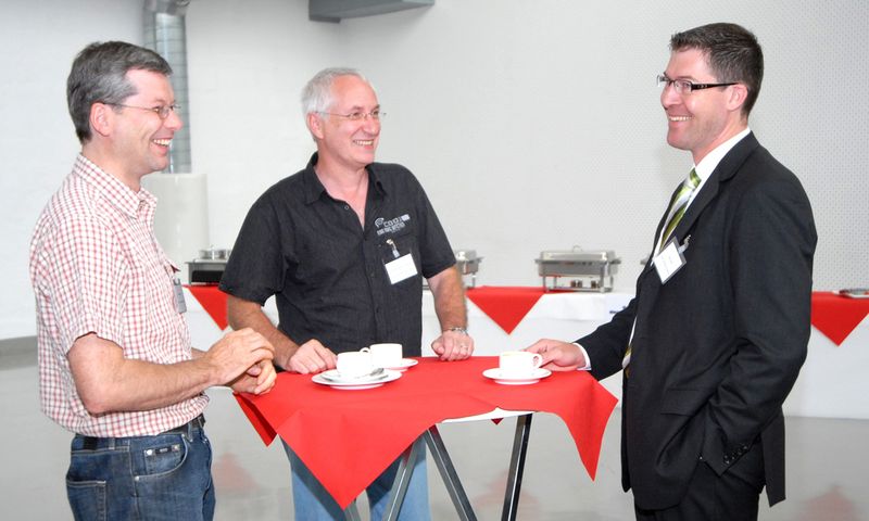 Strahlende Gesichter: Michael Nolte und Johannes-Werner Diedrich von der Firma Otto Bock HealthCare und Nils Dirks, EMV-Praxis (Archiv: Vogel Business Media)