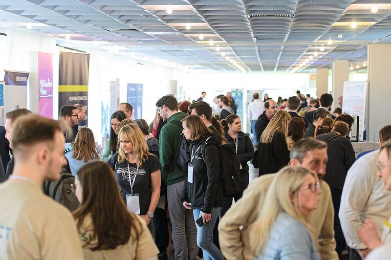 Und rasch war das Kasino Jahrhunderthalle gut gefüllt. Im Laufe des Tages kamen rund 1.000 Besucher.   Mehr Infos zu den kommenden LAB-SUPPLY-Messen finden Sie auf www.lab-supply.info (Bild: Stefan Stark)