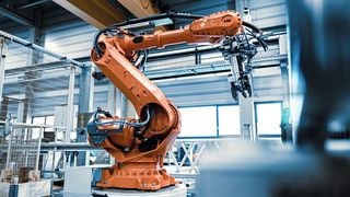 Auf der Anlage von Mössner werden Rundstähle mit einem Durchmesser von 30 bis 100 Millimetern und einer Länge von 300 bis 2.000 Millimetern bearbeitet. Ein Roboter ist für das Be- und Entladen der Anlage zuständig.  (Bild: Gabo Stahl)