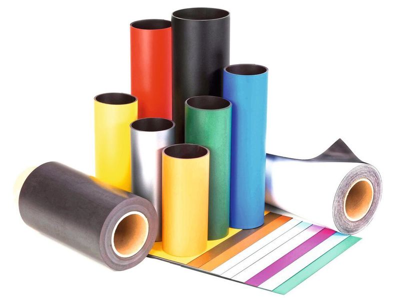 Ausgangsmaterial für viele Endprodukte von Schallenkammer sind die farbig beschichteten Gravi-Flex-Magnetfolien. Daraus entstehen Magnetschilder für  die Lagerkennzeichnung, Werbetafeln  für die Anbringung am Auto, Visualisierungselemente für das Lean Management und vieles mehr. (Schallenkammer)