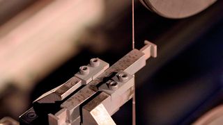 Bild 4: Der schnell geführte dünne Draht der Säge hat im Material nur Linienberührung. Das verhindert Erwärmung und erzeugt weniger Abfall.  Bild: HK Präzisionstechnik (Archiv: Vogel Business Media)