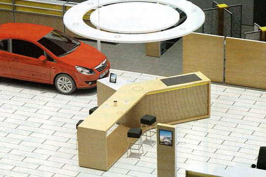 Die neue Y-Theke soll das Kommunikationszentrum des renovierten Schauraums bilden. Ausdrückliches Entwicklerziel: „Straßencafé-Atmosphäre“. Vor der Theke ist ein Willkommensbildschirm zu sehen, über den der Händler z.B. über Veranstaltungen informieren kann. (Archiv: Vogel Business Media)