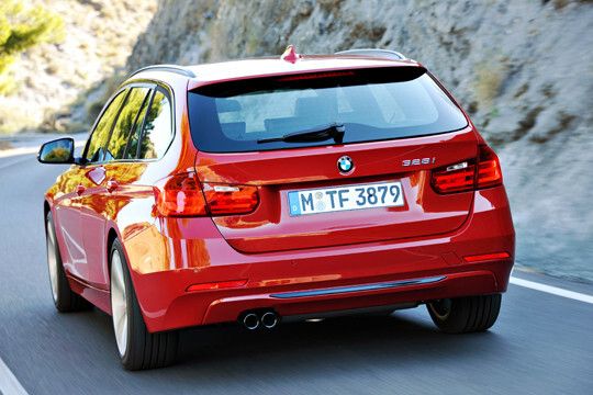 Komfort wird groß geschrieben: Serienmäßig mit an Bord sind die separat öffnende Hechscheibe und der „Smart Opener“ für die Kofferraumtür. (Foto: BMW)