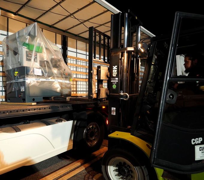 ... werden in Emskirchen auf den Sattelzug verladen. (Bild: Weiler)