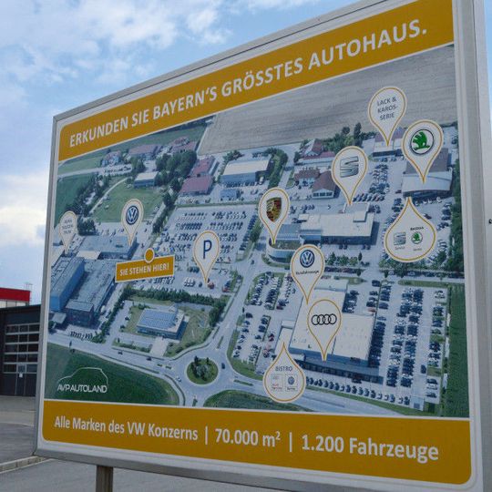 Der AVP-Autoland-Betrieb in Plattling repräsentiert die Marken Audi, VW, Porsche, Skoda und Seat. Hier befindet sich die Hauptverwaltung sowie Süddeutschlands größtes Nora-Zentrum.(Bild:  Achter)