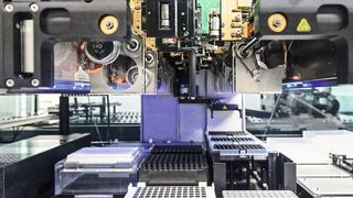 Abb. 1: Im „Lab of the future“ der TU Berlin können 48 Experimente gleichzeitig durchgeführt werden. (© TU Berlin/PR/Felix Noak)