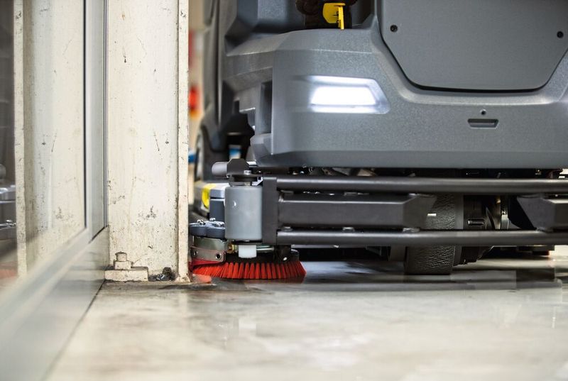 Ein optional verfügbares Seitenschrubbdeck kann an der rechten Seite montiert werden. Es erweitert die Arbeitsbreite um 100 mm und ermöglicht randnahes Reinigen.  (Bild: Kärcher)