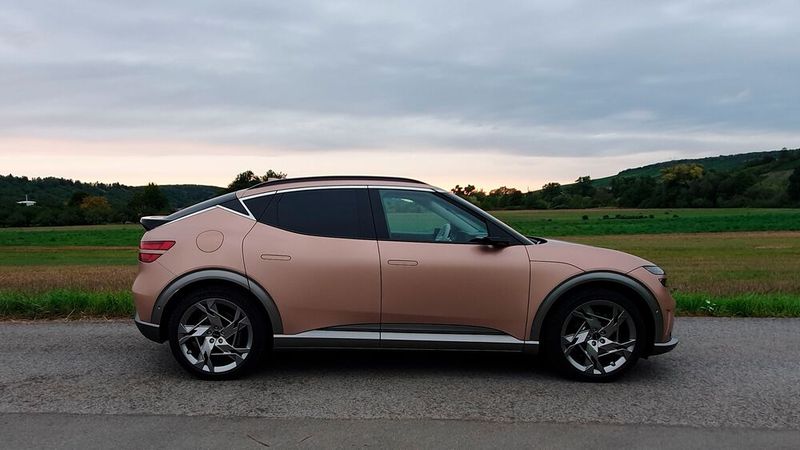 2. Die Abmessungen: Die gut 4,5 Meter Länge sieht man dem Luxus-Crossover aufgrund seiner Linienführung nicht an.  (Bild: Mauritz – VCG)