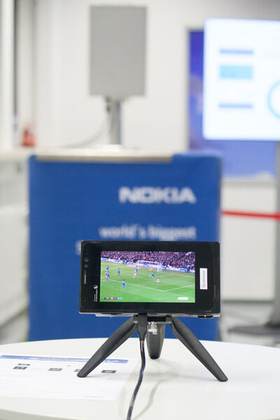 Extreme Bandbreite: Eine Nokia AirScale Basisstation streamt Videos über Millimeterwellen zu einem mit Qualcomm-Technik bestückten Endgerät. (Srocke)
