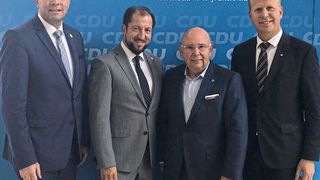 Diskutierten Lösungen für den Fachkräftemangel: (v.li.) Matthias Goeken (CDU Fraktion NRW), Marcus Büttner (Hauptgeschäftsführer Kfz-Gewerbe NRW), Jörg Frischkorn (geschäftsführender Gesellschafter Frischkorn Oberflächen + Systeme) und Henning Rehbaum (CDU).  (Bild: LV NRW)