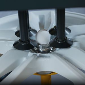 Hochsensible Roboteranlage: Sie kann sogar ein rohes Ei so aufnehmen, dass es nicht beschädigt wird. (Bild: Stöber Antriebstechnik GmbH + Co. KG )