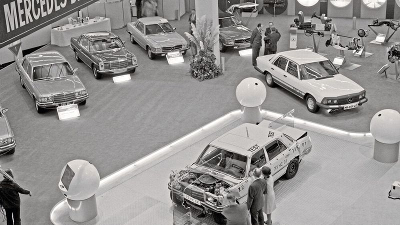 Sicherheit im Vordergrund: Mercedes-Benz zeigt auf dem Genfer Auto-Salon 1974 ein Crashfahrzeug mit intakter Fahrgastzelle und das Experimentier-Sicherheits-Fahrzeug ESF 22. (Bild:  Mercedes-Benz )