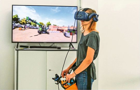 VR-Einsatz in der Ausbildung: Sennebogen setzt in seiner Akademie darauf, seine Mitarbeiter mit der Originalsteuerung zu schulen.(Bild:  Blue Silver)