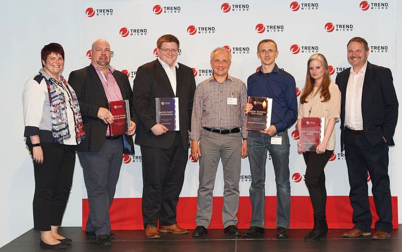 Alle Preisträger Österreich: (v. l.) Claire Horlent, Distribution Account Manager, Trend Micro Schweiz, Heinz Neubauer, Business Development Manager, Westcon Group Austria, Niklas Keller, System Engineer, Bechtle, Manfred Koeteles, General Manager, Bacher Systems EDV, Markus Siegmeth, Consultant, Bacher Systems EDV, Claudia Fuchs, Licensing Administration, ACP IT Solutions und Daniel Schmutz, Marketing Manager ALPS, Trend Micro Schweiz (Trend Micro)