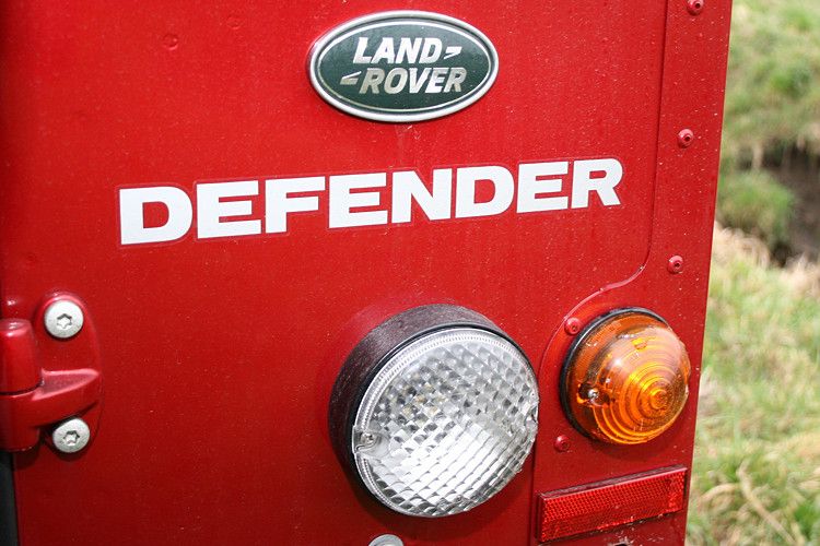 Du warst immer gradlinig und wolltest dich nie verbiegen lassen. Klare Kante ist bis heute die Devise deiner Karosserie. Erfolgreich hast du dich gegen allzu große Eingriffe über sechs Dekaden hinweg zur Wehr gesetzt – aber das konnten deine Väter wohl nicht erahnen, als sie dich Defender (Verteidiger) tauften. Nun, in deinem hohen Alter hast du dir die Rente mehr als verdient! (Foto: auto-medienportal.net)