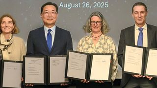 DN Solutions hat eine Vereinbarung zu Akquisition der Heller-Gruppe unterzeichnet. Zweiter von links: Won-jong Kim, CEO von DN Solutions; Von links nach rechts: Nicole Pfleiderer, Petra Speidel und Marc Heller, Gesellschafter der Heller Holding SE & Co. KGaA. (Bild: Heller)