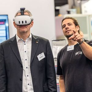 KI hält Einzug auf industrielle Prozesse und Produkte: Integriert in Steuerungsgeräte oder als Bestandteil intelligenter Tools für vorausschauende Wartung, Qualitätskontrolle und adaptive Produktionssteuerung.(Bild:  Mesago / Arturo Rivas)