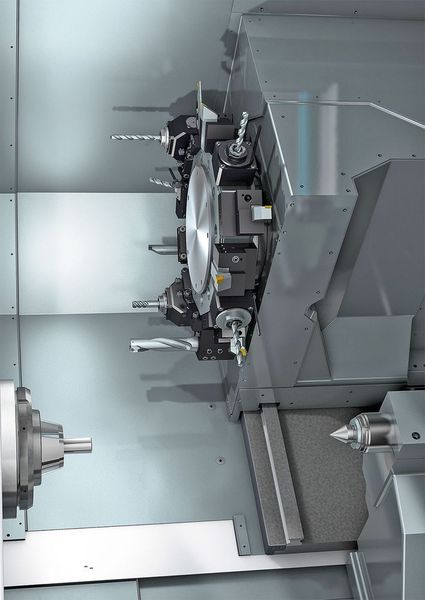 Auf dem um 45 Grad geneigten Monoblock-Schrägbett aus Mineralguss der Index B400 sind die riemengetriebene, drehmomentstarke Hauptspindel, ein Sternrevolver mit linearer Y-Achse sowie ein NC-Reitstock aufgebaut.  (Index)