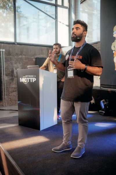 Nicht wenige nahmen einen weiten Weg auf sich, um bei der MCTTP zu sprechen: Hier Arun Nair und Nikhil Bhure, die über resiliente Infrastrukturen und aktuelle Bedrohungen sprachen.  (Bild: Vogel IT-Akademie)