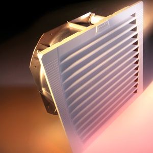 Filterlüfter bestehen aus einem Ventilator und einem Filtermedium und erzeugen im Schaltschrank einen Überdruck mit kühler, gefilterter Außenluft.