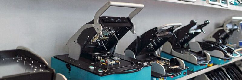 Im Showroom von ATX zeigt das Unternehmen unterschiedliche Konfigurationen, Größen und Leistungen von Prüfadaptern. 
