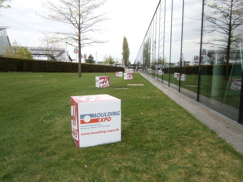 Haas Automations sorgt für bequeme Sitzgelegenheiten im Außenbereich, um sich von der Vielfalt der Impressionen auf der Moulding Expo immer wieder zu erholen. Zum Glück spielte das stuttgarter Wetter einiger Maßen mit. (Bild: Königsreuther)